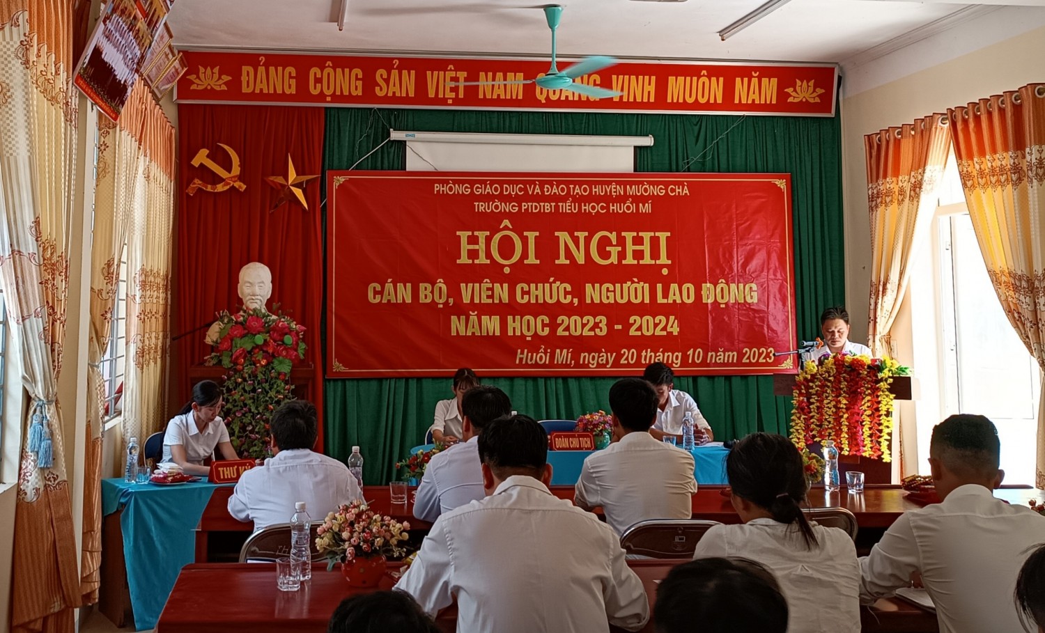 2 Đc Cà Văn Sơn – Hiệu trưởng báo cáo tổng kết năm học 2022 2023 và thông qua kế hoạch nhiệm vụ năm học 2023 2024